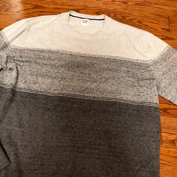 Gap sweater size medium - Picture 2 of 4